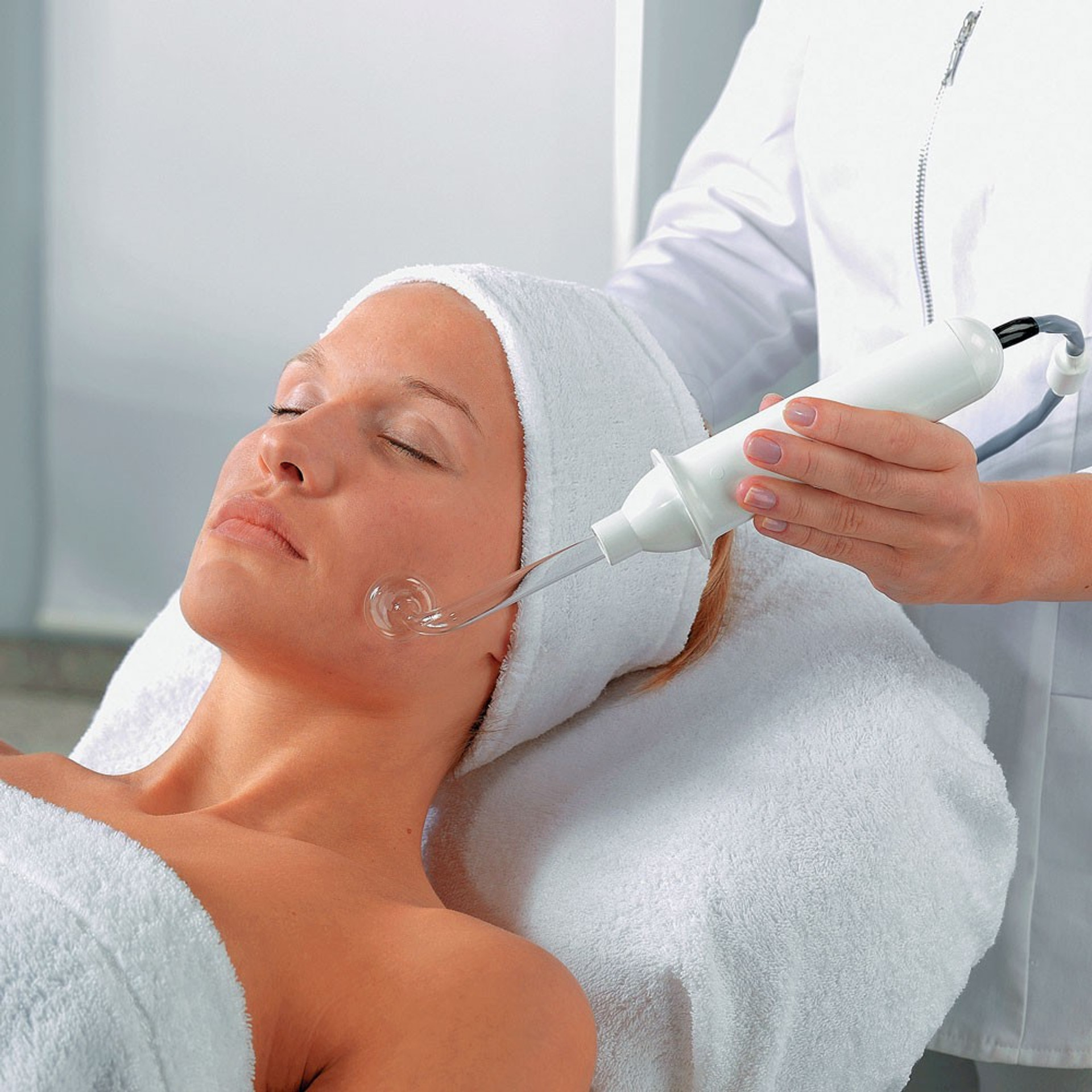 HIGH FREQUENCY THERAPY FACIAL (VICHY)